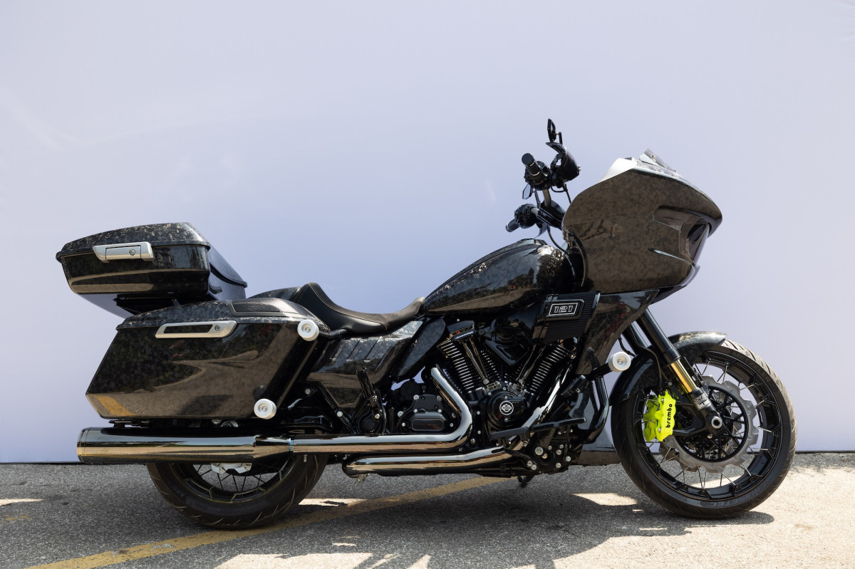 Custom Carbon CVO Road Glide